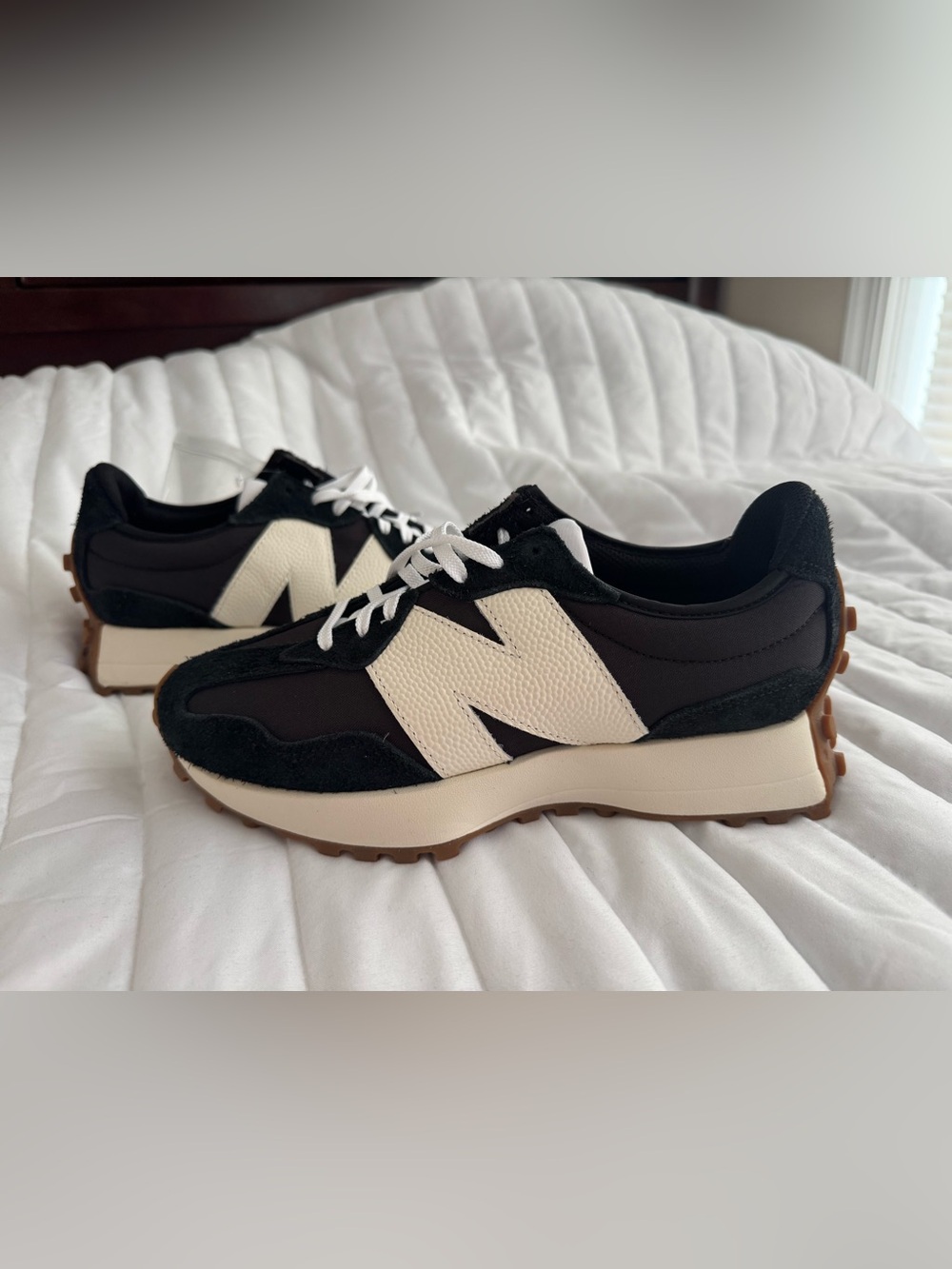 BRAND NEW New Balance Women’s 327’ Black White Gum Size 7.5